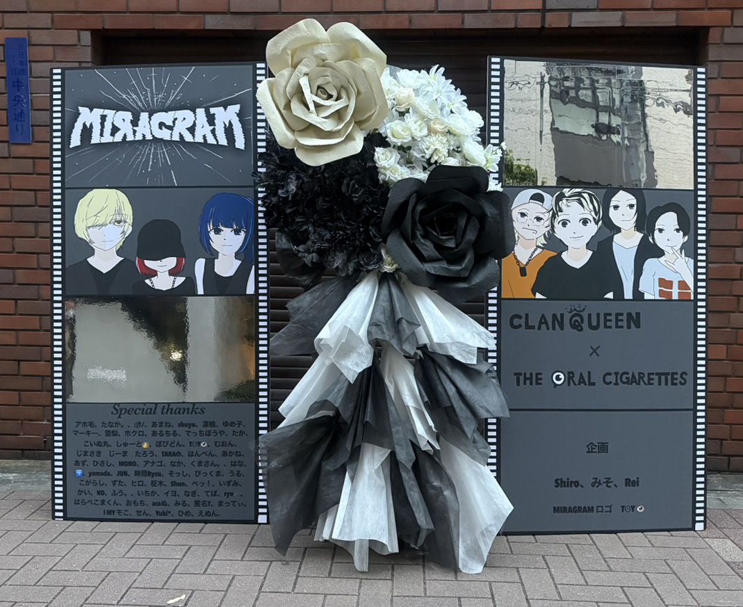 CLANQUEEN MIRAGRAM 様 フラスタ - 黒、白、黄を基調としたパネル、連結スタイルのフラワースタンド。価格帯：10万円~