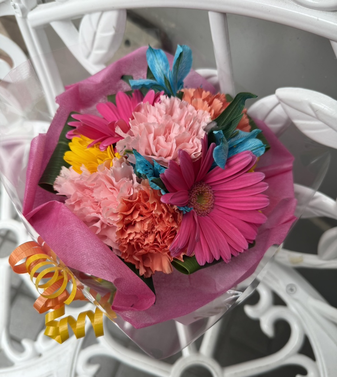 WHITE SCORPION 2nd Anniversary LIVE 様 フラスタ - ピンク、黄、青を基調とした生花スタイルのフラワースタンド。価格帯：5~10万円