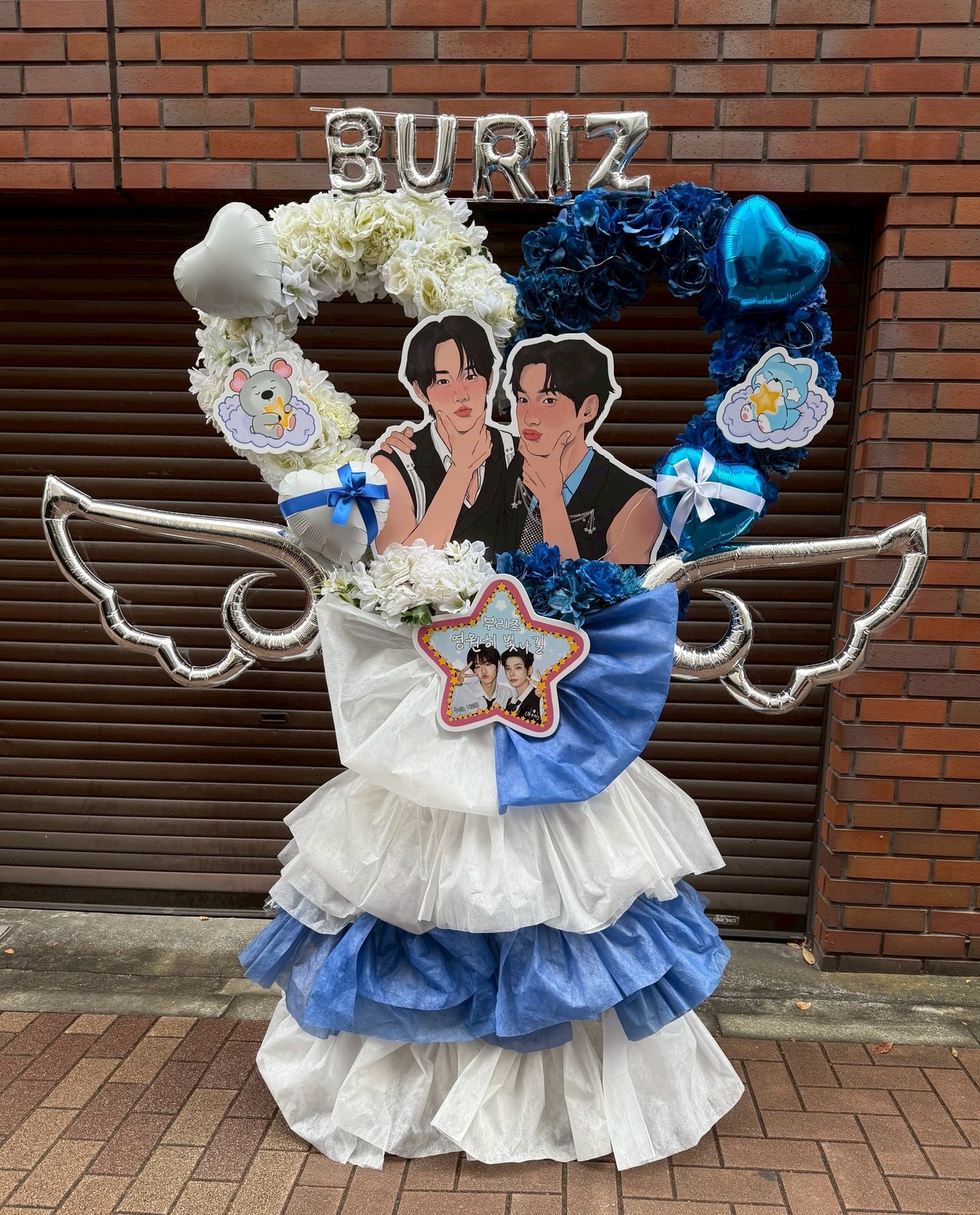 F2025-2026 EVNNE FANMEETING'OUR EVNNEing 様 フラスタ - 白、青を基調とした生花、パネルスタイルのフラワースタンド。価格帯：10万円~