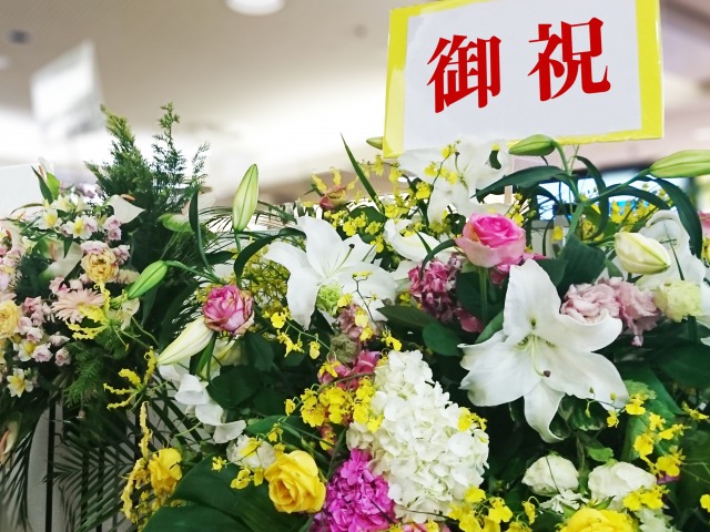 東京での公演やパーティーでスタンド花を贈るならフラワースタンド.jp